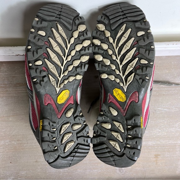 The North Face Kids' Pink and Gray Shoes - Picture 5 of 12